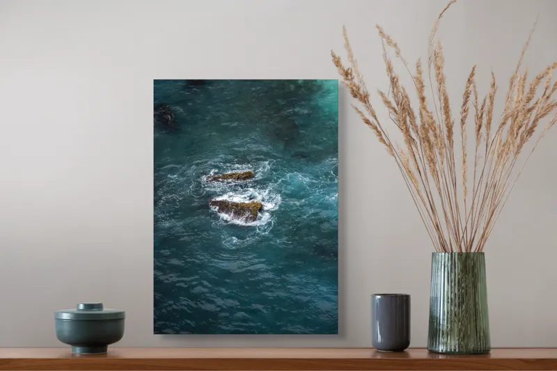 Tablou Canvas, "Pietre înspumate în largul mării", Albastru, Valuri, Rocă, Spumă, Ocean, Reverb, Apă, Textură, 39 x 54 cm – poza 3