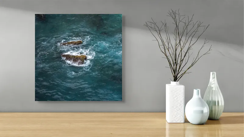 Tablou Canvas, "Pietre înspumate în largul mării", Albastru, Valuri, Rocă, Spumă, Ocean, Reverb, Apă, Textură, 50 x 50 cm – poza 3
