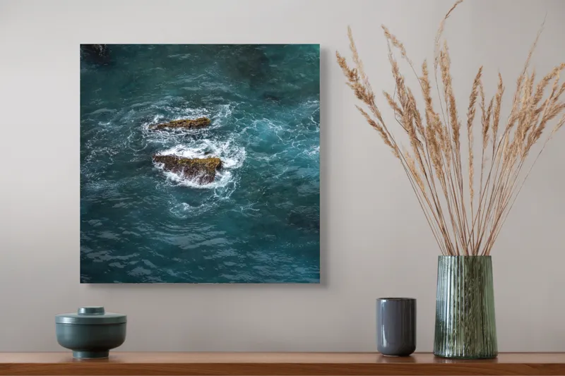 Tablou Canvas, "Pietre înspumate în largul mării", Albastru, Valuri, Rocă, Spumă, Ocean, Reverb, Apă, Textură, 50 x 50 cm – poza 4