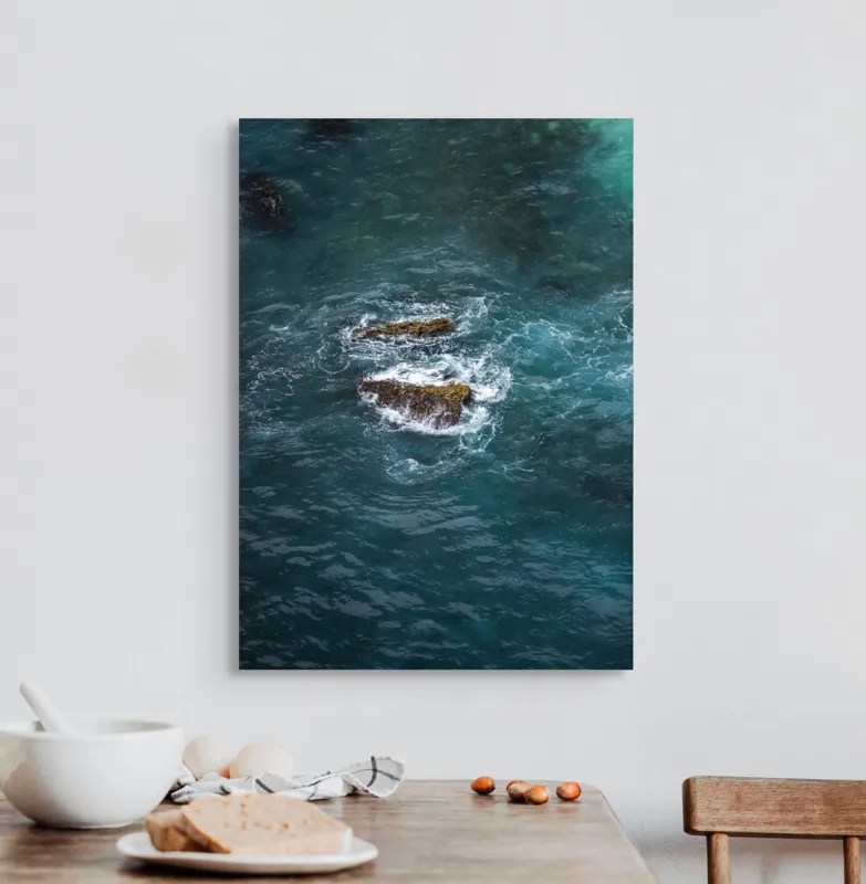 Tablou Canvas, "Pietre înspumate în largul mării", Albastru, Valuri, Rocă, Spumă, Ocean, Reverb, Apă, Textură, 50 x 70 cm – poza 3