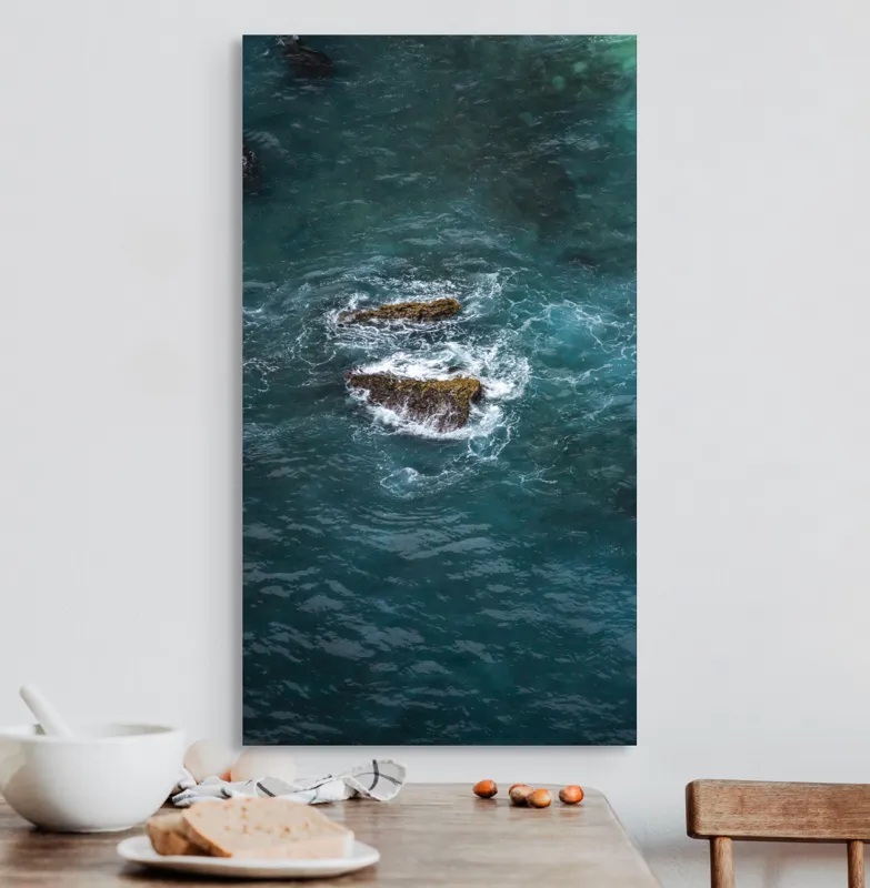 Tablou Canvas, "Pietre înspumate în largul mării", Albastru, Valuri, Rocă, Spumă, Ocean, Reverb, Apă, Textură, 50 x 90 cm – poza 3