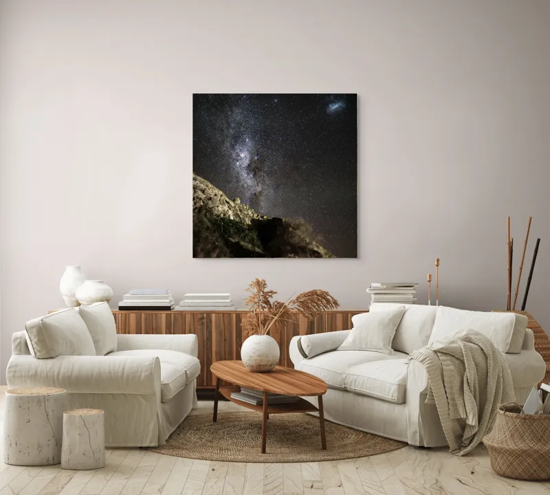 Tablou Canvas, "Calea Lactee deasupra stâncilor iluminată", Stele, Cer, Roci, Univers, Noapte, Peisaj, Galaxie, Mister, Natură, Lumină, 100 x 100 cm – poza 3