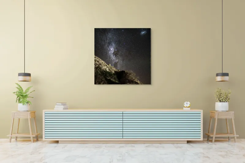 Tablou Canvas, "Calea Lactee deasupra stâncilor iluminată", Stele, Cer, Roci, Univers, Noapte, Peisaj, Galaxie, Mister, Natură, Lumină, 100 x 100 cm – poza 5