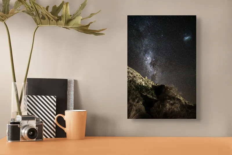 Tablou Canvas, "Calea Lactee deasupra stâncilor iluminată", Stele, Cer, Roci, Univers, Noapte, Peisaj, Galaxie, Mister, Natură, Lumină, 26 x 39 cm – poza 3
