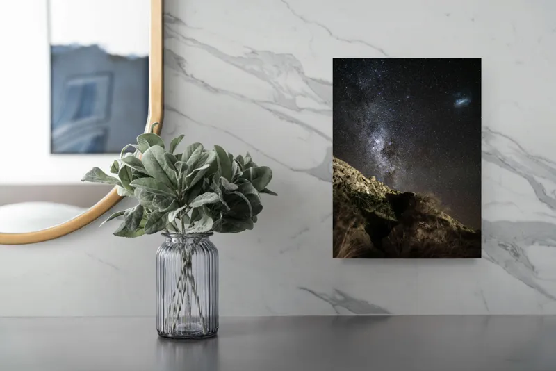 Tablou Canvas, "Calea Lactee deasupra stâncilor iluminată", Stele, Cer, Roci, Univers, Noapte, Peisaj, Galaxie, Mister, Natură, Lumină, 26 x 39 cm – poza 4