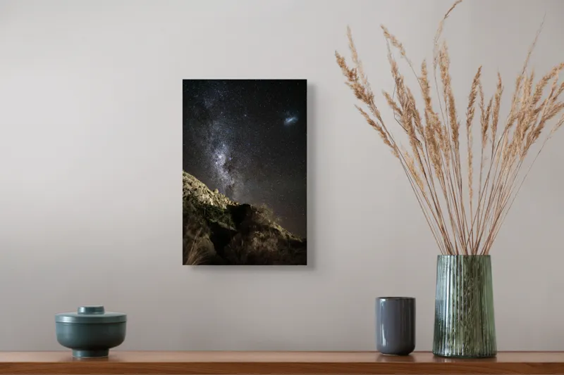 Tablou Canvas, "Calea Lactee deasupra stâncilor iluminată", Stele, Cer, Roci, Univers, Noapte, Peisaj, Galaxie, Mister, Natură, Lumină, 26 x 39 cm – poza 5