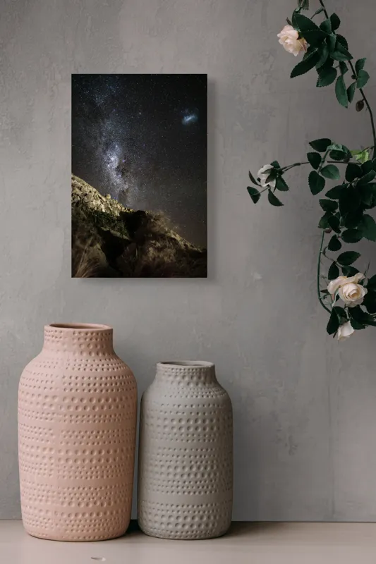 Tablou Canvas, "Calea Lactee deasupra stâncilor iluminată", Stele, Cer, Roci, Univers, Noapte, Peisaj, Galaxie, Mister, Natură, Lumină, 26 x 39 cm – poza 6