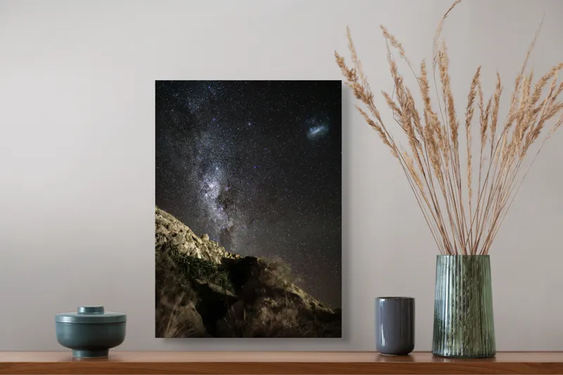 Tablou Canvas, "Calea Lactee deasupra stâncilor iluminată", Stele, Cer, Roci, Univers, Noapte, Peisaj, Galaxie, Mister, Natură, Lumină, 39 x 54 cm – poza 3