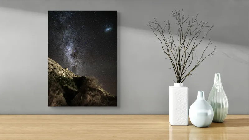 Tablou Canvas, "Calea Lactee deasupra stâncilor iluminată", Stele, Cer, Roci, Univers, Noapte, Peisaj, Galaxie, Mister, Natură, Lumină, 39 x 54 cm – poza 4