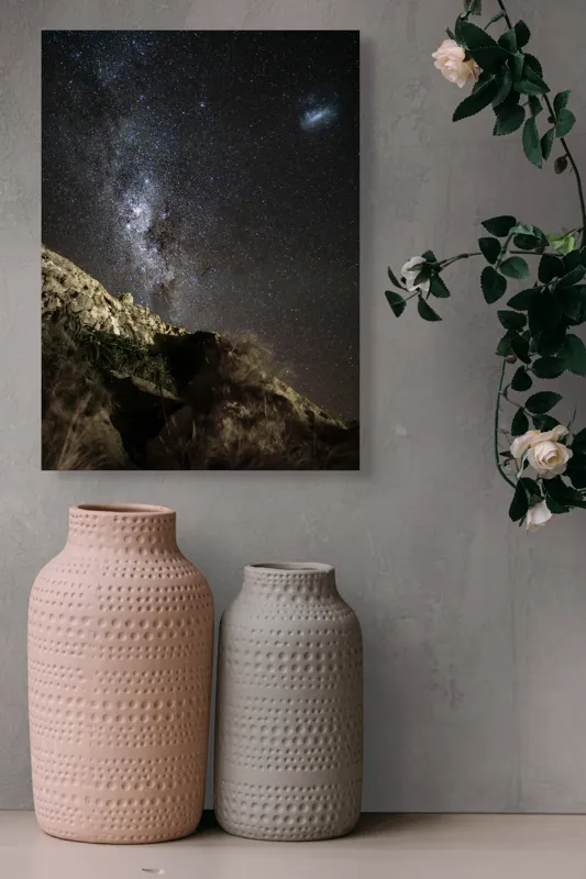 Tablou Canvas, "Calea Lactee deasupra stâncilor iluminată", Stele, Cer, Roci, Univers, Noapte, Peisaj, Galaxie, Mister, Natură, Lumină, 39 x 54 cm – poza 6