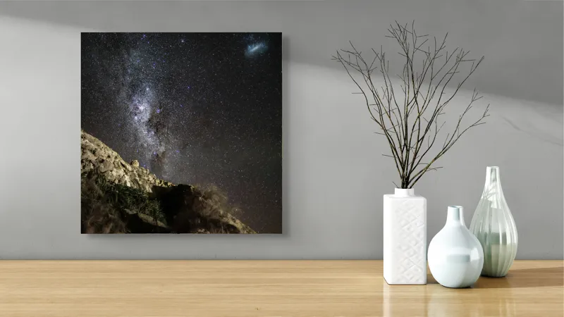 Tablou Canvas, "Calea Lactee deasupra stâncilor iluminată", Stele, Cer, Roci, Univers, Noapte, Peisaj, Galaxie, Mister, Natură, Lumină, 50 x 50 cm – poza 3