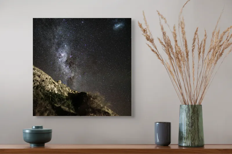 Tablou Canvas, "Calea Lactee deasupra stâncilor iluminată", Stele, Cer, Roci, Univers, Noapte, Peisaj, Galaxie, Mister, Natură, Lumină, 50 x 50 cm – poza 4