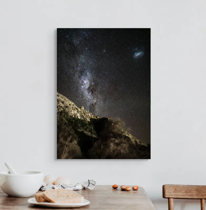 Tablou Canvas, "Calea Lactee deasupra stâncilor iluminată", Stele, Cer, Roci, Univers, Noapte, Peisaj, Galaxie, Mister, Natură, Lumină, 50 x 70 cm – poza 3