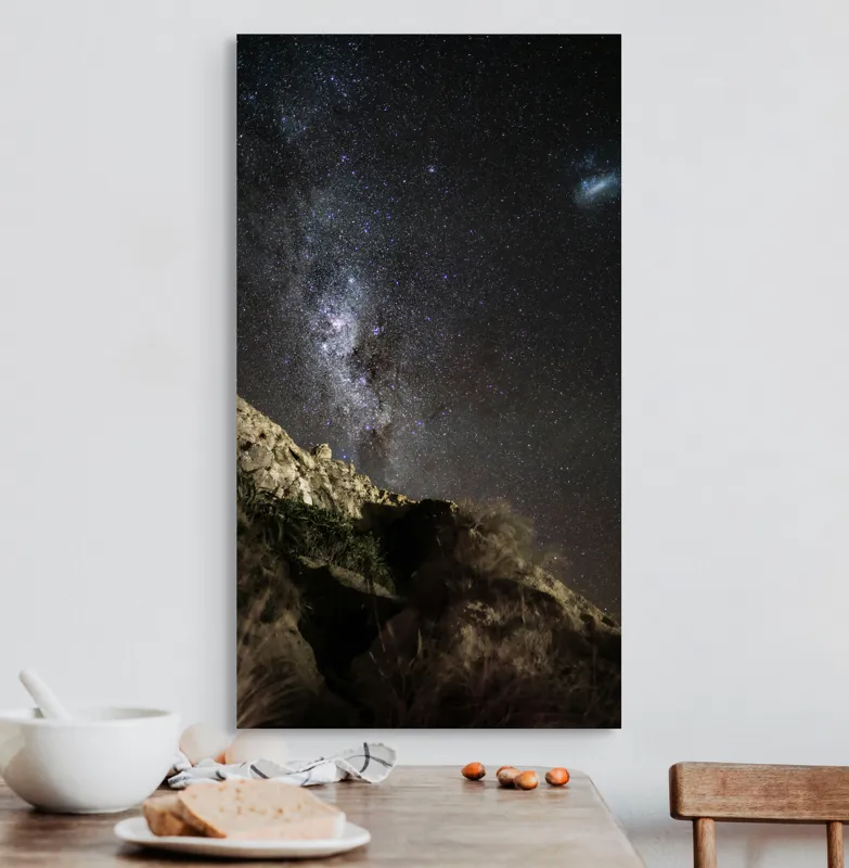 Tablou Canvas, "Calea Lactee deasupra stâncilor iluminată", Stele, Cer, Roci, Univers, Noapte, Peisaj, Galaxie, Mister, Natură, Lumină, 50 x 90 cm – poza 3