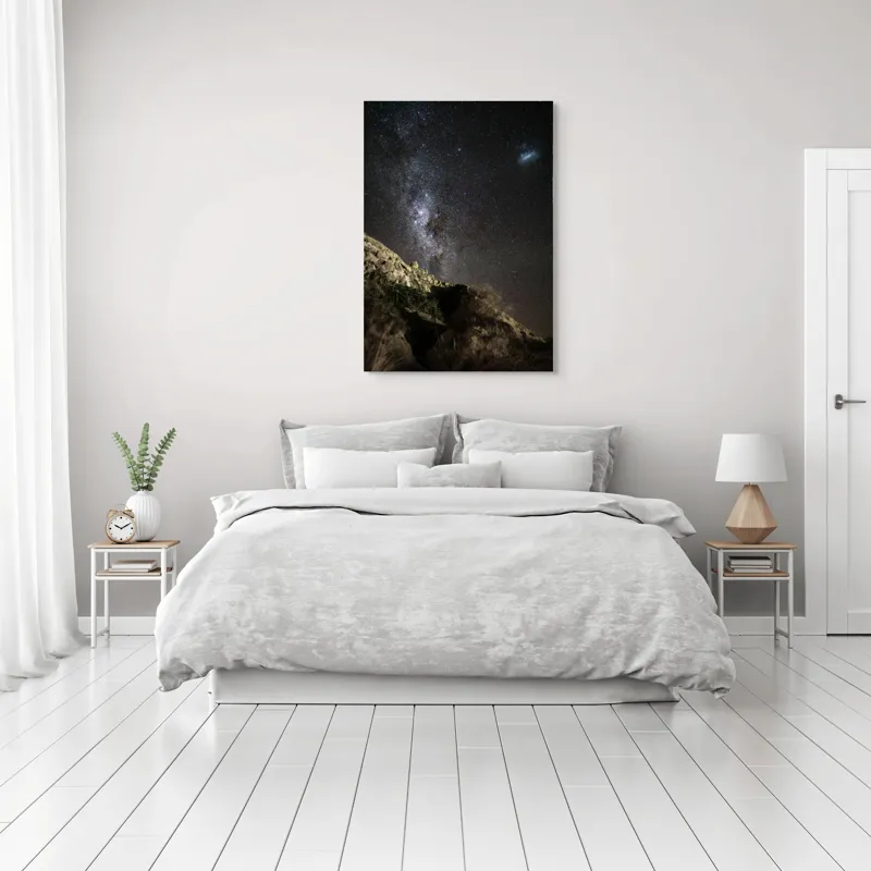 Tablou Canvas, "Calea Lactee deasupra stâncilor iluminată", Stele, Cer, Roci, Univers, Noapte, Peisaj, Galaxie, Mister, Natură, Lumină, 70 x 100 cm – poza 3