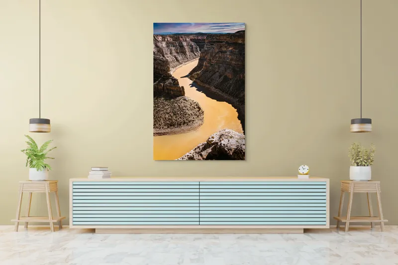 Tablou Canvas, "Canionul râului de aur strălucitor", Râu, Canion, Stânci, Apă, Natură, Cer, Peisaj, Stâncos, Albie, Răsucire, Umbre, Straturi., 100 x 150 cm – poza 4