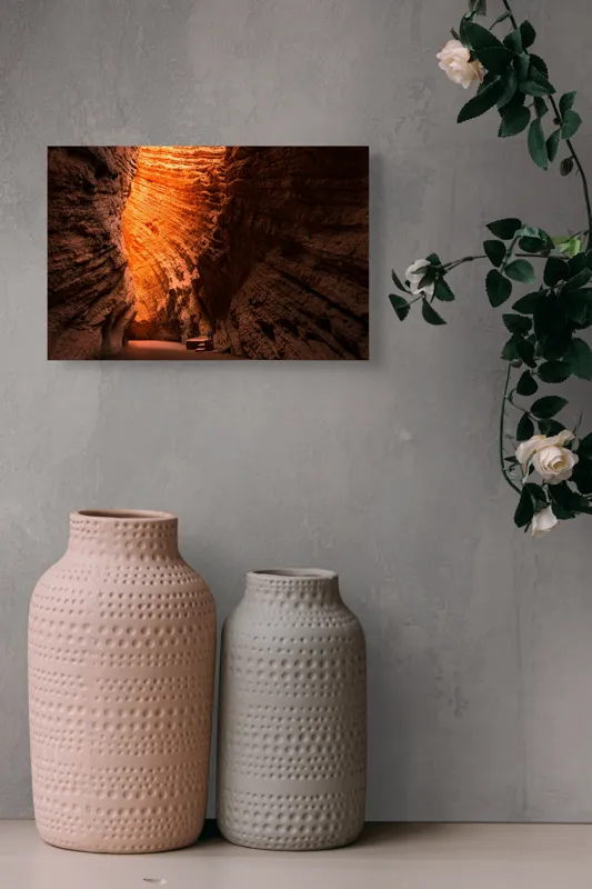 Tablou Canvas, "Strălucirea soarelui în peșteră roșiatică", Roci, Stânci, Umbre, Lumină, Texturi, Adâncime, Peisaj, Natural, Forme, Spectaculos, 39 x 26 cm – poza 4