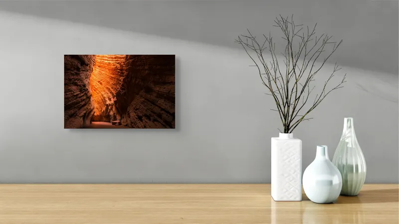 Tablou Canvas, "Strălucirea soarelui în peșteră roșiatică", Roci, Stânci, Umbre, Lumină, Texturi, Adâncime, Peisaj, Natural, Forme, Spectaculos, 39 x 26 cm – poza 8
