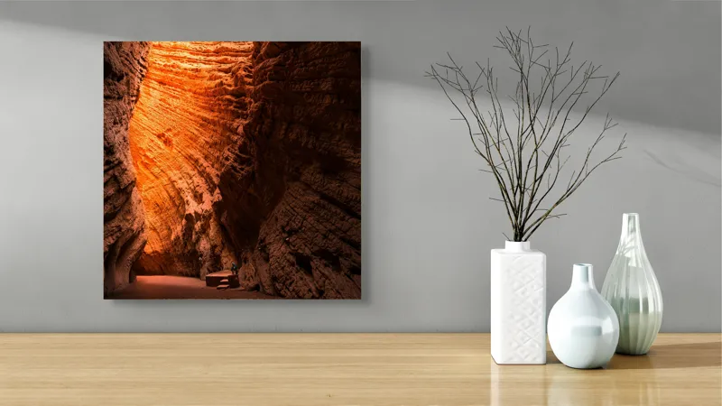 Tablou Canvas, "Strălucirea soarelui în peșteră roșiatică", Roci, Stânci, Umbre, Lumină, Texturi, Adâncime, Peisaj, Natural, Forme, Spectaculos, 50 x 50 cm – poza 3