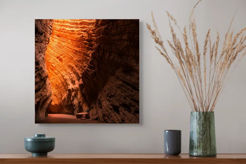 Tablou Canvas, "Strălucirea soarelui în peșteră roșiatică", Roci, Stânci, Umbre, Lumină, Texturi, Adâncime, Peisaj, Natural, Forme, Spectaculos, 50 x 50 cm – poza 4