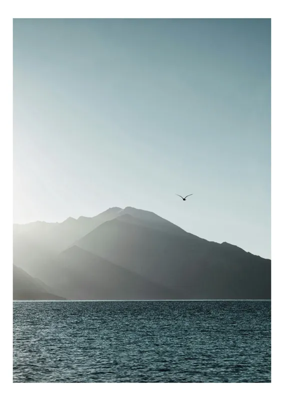Tablou Canvas, "Pasărea singuratică deasupra munților liniștiți", Munte, Cer, Pasăre, Lac, Lumină, 50 x 90 cm