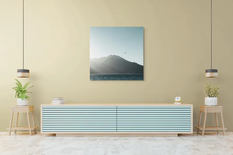Tablou Canvas, "Pasărea singuratică deasupra munților liniștiți", Munte, Cer, Pasăre, Lac, Lumină, 100 x 100 cm – poza 5
