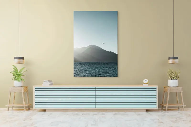 Tablou Canvas, "Pasărea singuratică deasupra munților liniștiți", Munte, Cer, Pasăre, Lac, Lumină, 100 x 150 cm – poza 4