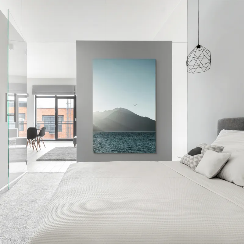Tablou Canvas, "Pasărea singuratică deasupra munților liniștiți", Munte, Cer, Pasăre, Lac, Lumină, 100 x 150 cm – poza 5