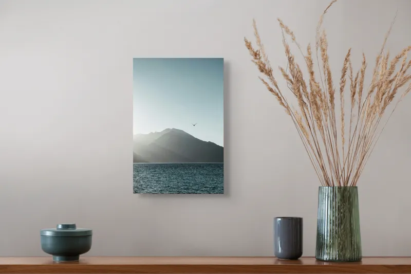 Tablou Canvas, "Pasărea singuratică deasupra munților liniștiți", Munte, Cer, Pasăre, Lac, Lumină, 26 x 39 cm – poza 5