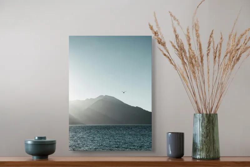 Tablou Canvas, "Pasărea singuratică deasupra munților liniștiți", Munte, Cer, Pasăre, Lac, Lumină, 39 x 54 cm – poza 3