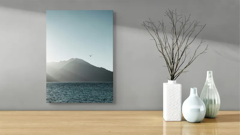 Tablou Canvas, "Pasărea singuratică deasupra munților liniștiți", Munte, Cer, Pasăre, Lac, Lumină, 39 x 54 cm – poza 4