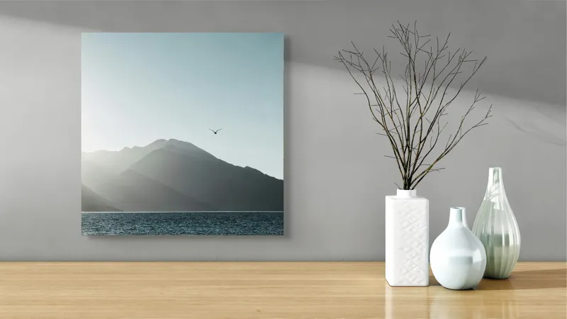Tablou Canvas, "Pasărea singuratică deasupra munților liniștiți", Munte, Cer, Pasăre, Lac, Lumină, 50 x 50 cm – poza 3