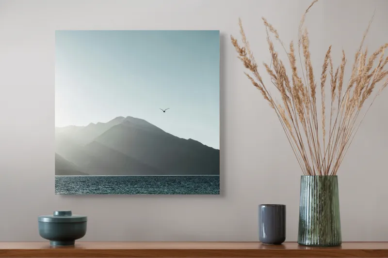 Tablou Canvas, "Pasărea singuratică deasupra munților liniștiți", Munte, Cer, Pasăre, Lac, Lumină, 50 x 50 cm – poza 4
