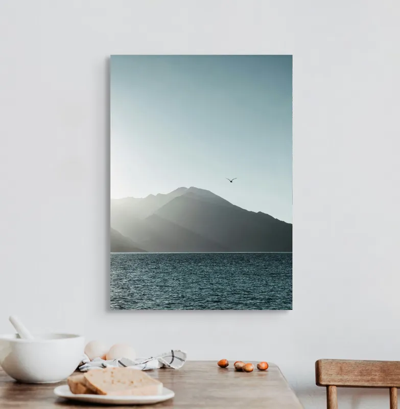 Tablou Canvas, "Pasărea singuratică deasupra munților liniștiți", Munte, Cer, Pasăre, Lac, Lumină, 50 x 70 cm – poza 3