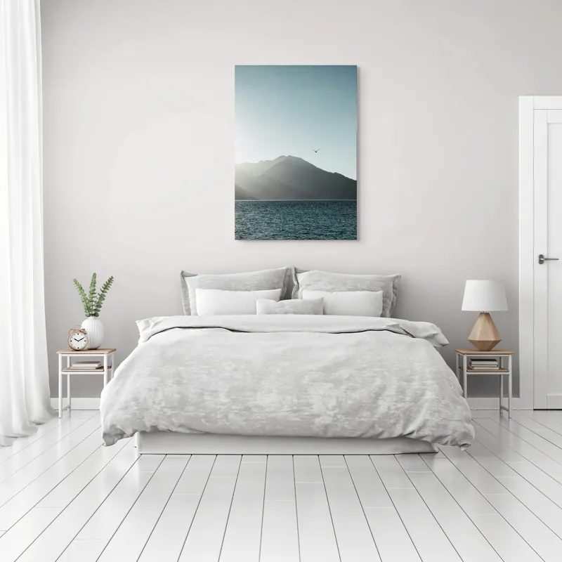 Tablou Canvas, "Pasărea singuratică deasupra munților liniștiți", Munte, Cer, Pasăre, Lac, Lumină, 70 x 100 cm – poza 3