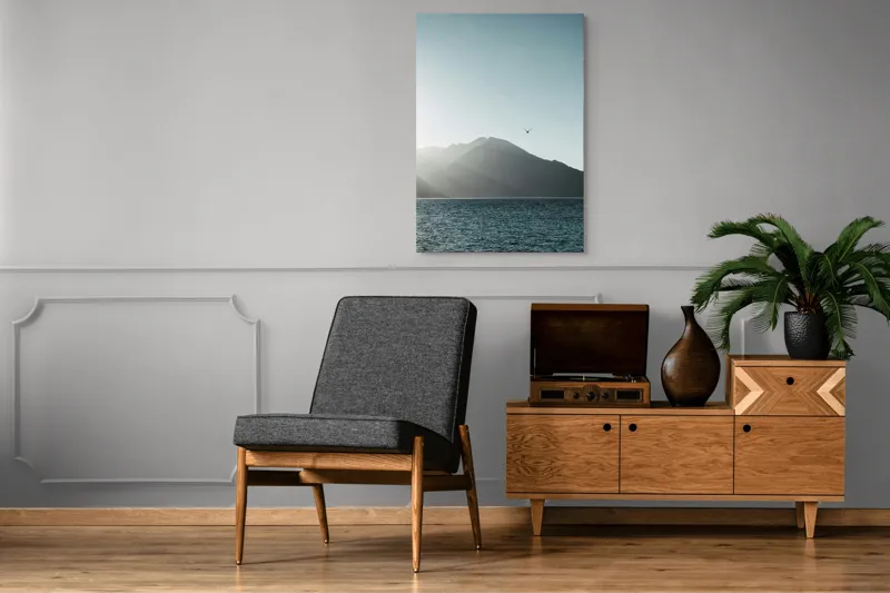 Tablou Canvas, "Pasărea singuratică deasupra munților liniștiți", Munte, Cer, Pasăre, Lac, Lumină, 70 x 100 cm – poza 6