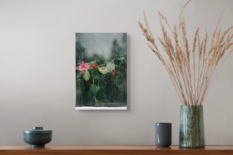 Tablou Canvas, "Flori ofilite după ploaie rece", Plante, Flori, Geam, Picături, Verdeață, Roua, Rece, Natură, Umiditate, Textură, 26 x 39 cm – poza 5