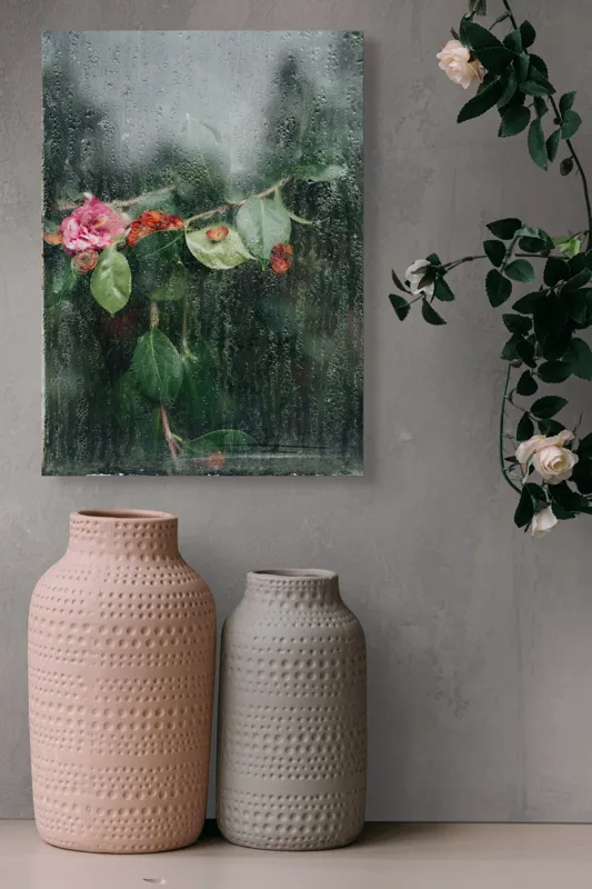 Tablou Canvas, "Flori ofilite după ploaie rece", Plante, Flori, Geam, Picături, Verdeață, Roua, Rece, Natură, Umiditate, Textură, 39 x 54 cm – poza 6