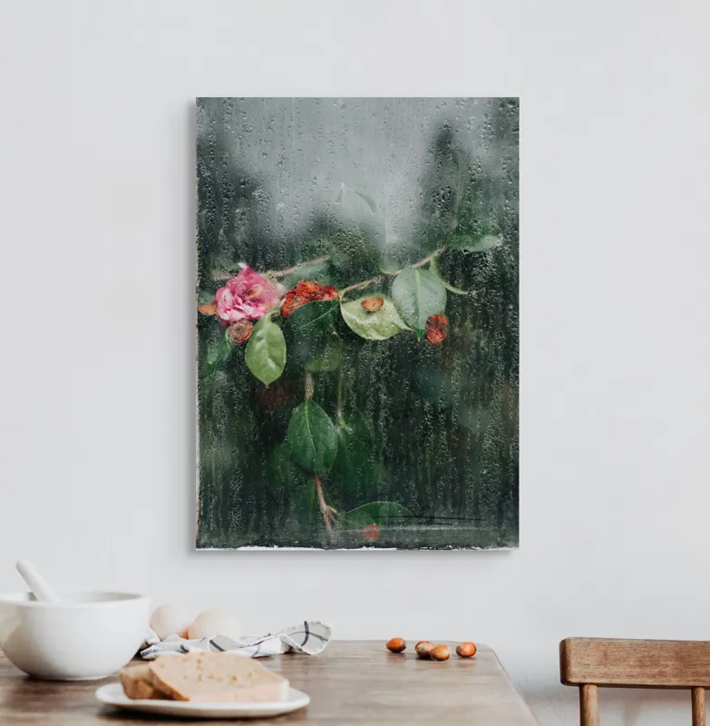 Tablou Canvas, "Flori ofilite după ploaie rece", Plante, Flori, Geam, Picături, Verdeață, Roua, Rece, Natură, Umiditate, Textură, 50 x 70 cm – poza 3