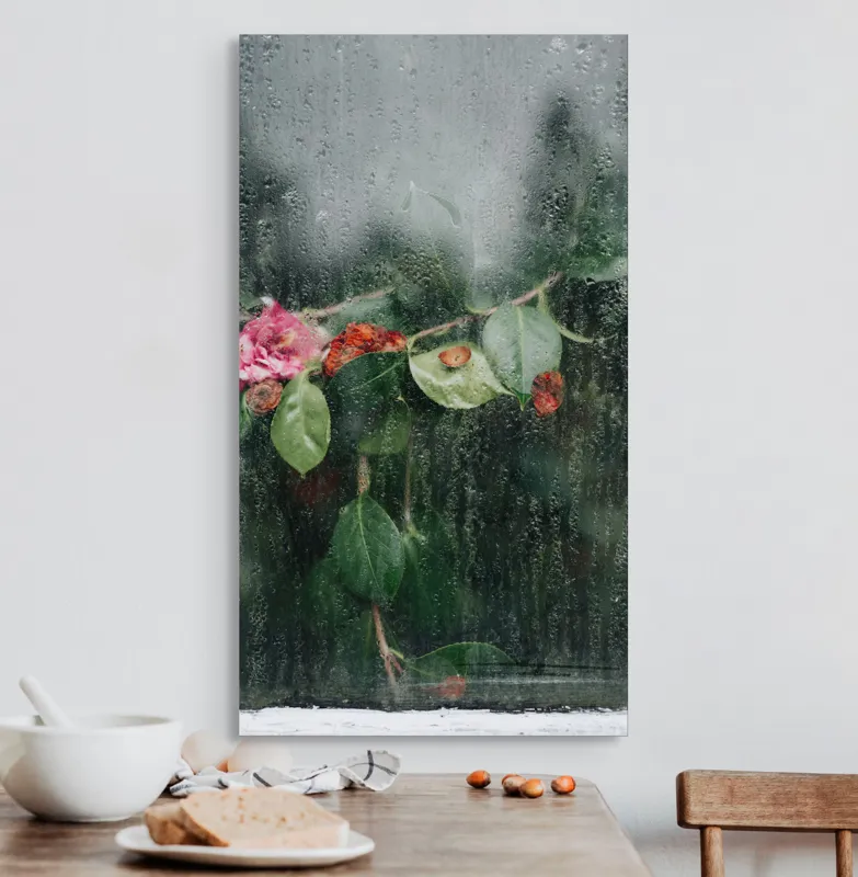 Tablou Canvas, "Flori ofilite după ploaie rece", Plante, Flori, Geam, Picături, Verdeață, Roua, Rece, Natură, Umiditate, Textură, 50 x 90 cm – poza 3