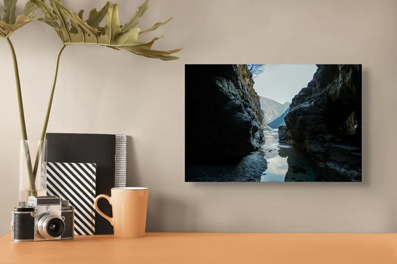 Tablou Canvas, "Trecătoare către lumină și munți", Roci, Râuri, Reflecție, Cer, Vârfuri, Umbre, Peisaj, Tranquil, Natură, 39 x 26 cm – poza 3