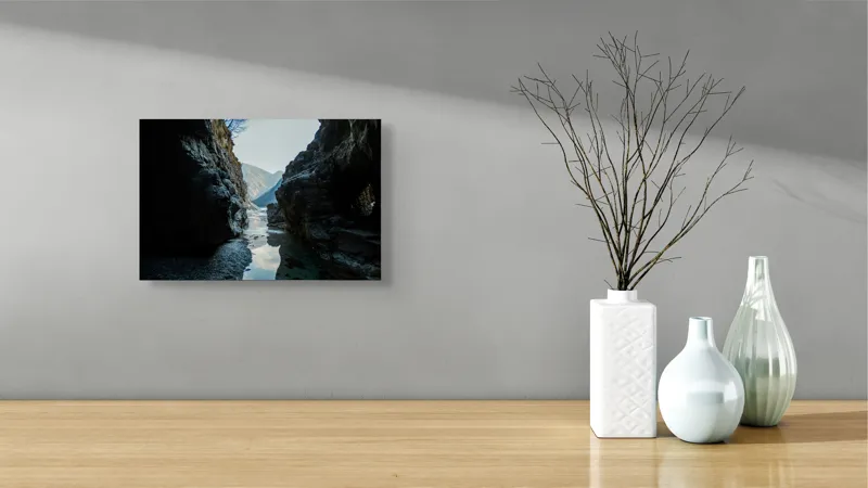 Tablou Canvas, "Trecătoare către lumină și munți", Roci, Râuri, Reflecție, Cer, Vârfuri, Umbre, Peisaj, Tranquil, Natură, 39 x 26 cm – poza 8