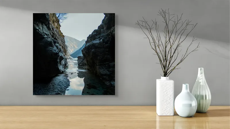 Tablou Canvas, "Trecătoare către lumină și munți", Roci, Râuri, Reflecție, Cer, Vârfuri, Umbre, Peisaj, Tranquil, Natură, 50 x 50 cm – poza 3