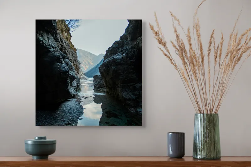 Tablou Canvas, "Trecătoare către lumină și munți", Roci, Râuri, Reflecție, Cer, Vârfuri, Umbre, Peisaj, Tranquil, Natură, 50 x 50 cm – poza 4