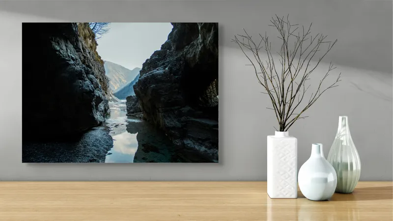 Tablou Canvas, "Trecătoare către lumină și munți", Roci, Râuri, Reflecție, Cer, Vârfuri, Umbre, Peisaj, Tranquil, Natură, 70 x 50 cm – poza 3