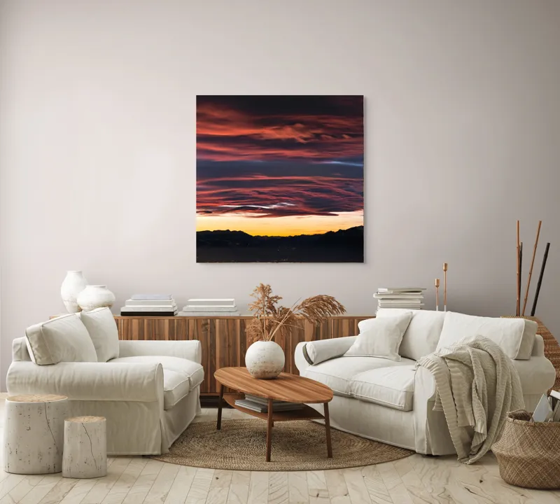 Tablou Canvas, "Cerul aprins al apusului montan", Cer, Apus, Nori, Roșu, Munți, Siluetă, Orizont, Lumină, Umbre, Natură, 100 x 100 cm – poza 3