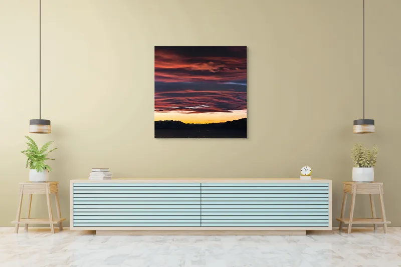 Tablou Canvas, "Cerul aprins al apusului montan", Cer, Apus, Nori, Roșu, Munți, Siluetă, Orizont, Lumină, Umbre, Natură, 100 x 100 cm – poza 5