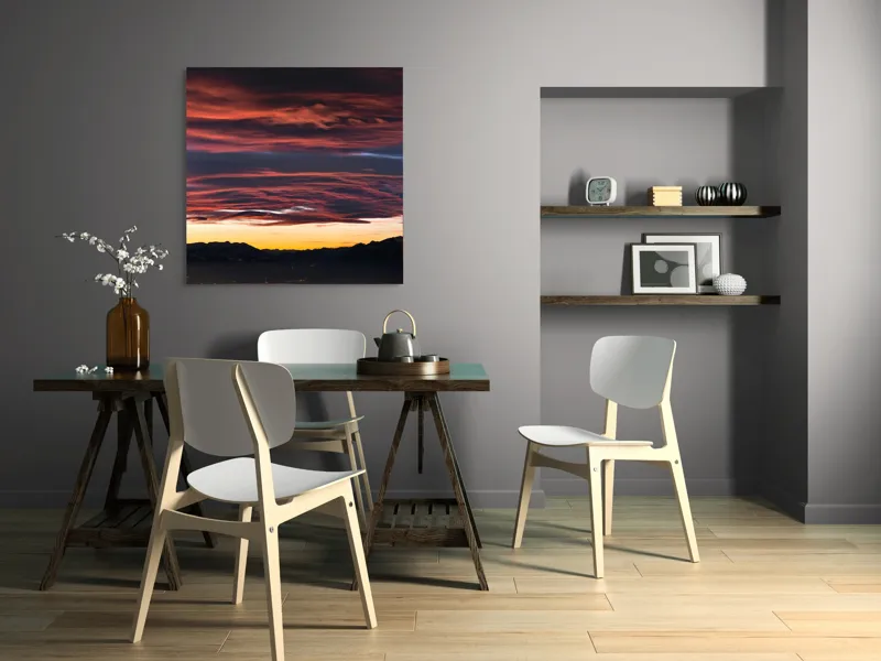 Tablou Canvas, "Cerul aprins al apusului montan", Cer, Apus, Nori, Roșu, Munți, Siluetă, Orizont, Lumină, Umbre, Natură, 100 x 100 cm – poza 6