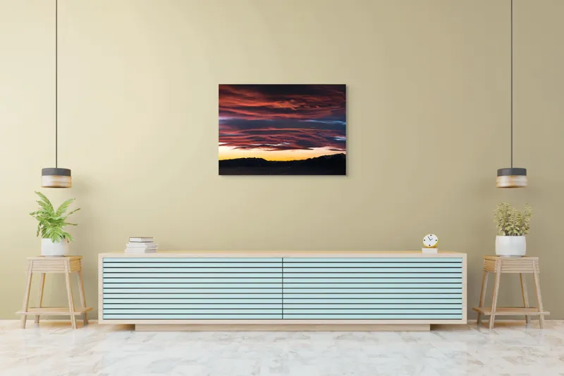 Tablou Canvas, "Cerul aprins al apusului montan", Cer, Apus, Nori, Roșu, Munți, Siluetă, Orizont, Lumină, Umbre, Natură, 100 x 70 cm – poza 4