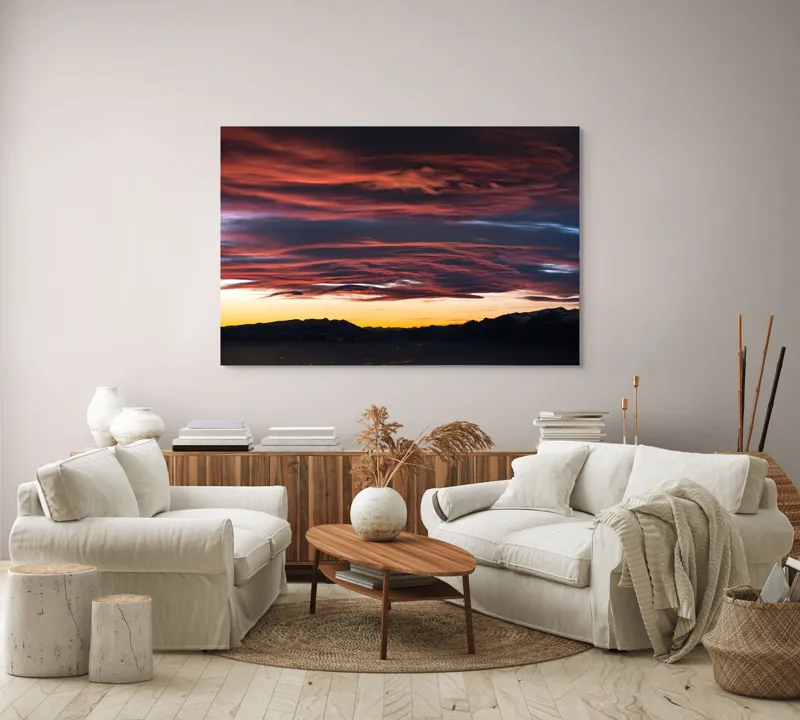 Tablou Canvas, "Cerul aprins al apusului montan", Cer, Apus, Nori, Roșu, Munți, Siluetă, Orizont, Lumină, Umbre, Natură, 150 x 100 cm – poza 3